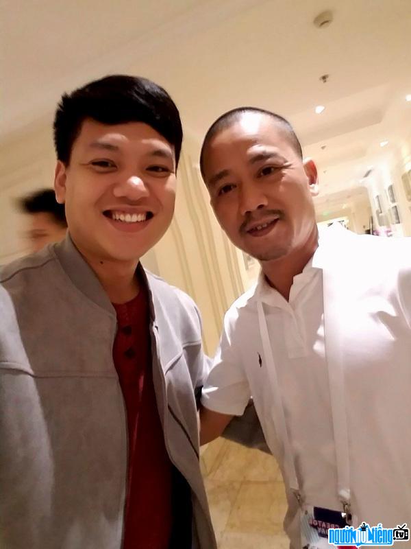  Youtuber Vuong Son Lam takes a selfie with actor Binh Trong