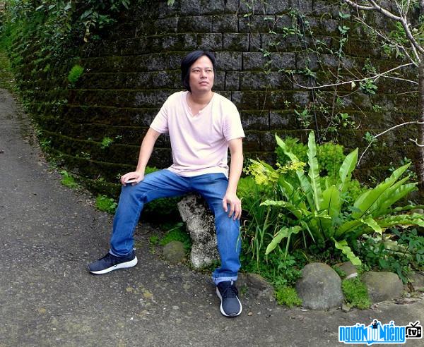  Doctor Tran Van Phuc has long hair as an artist