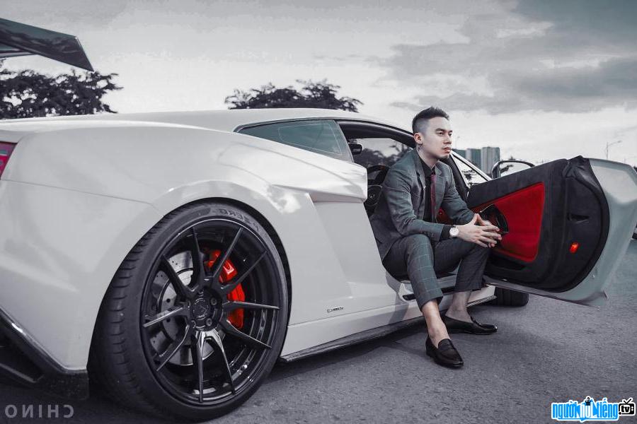  The image of the CEO Vu Manh Cam next to his supercar