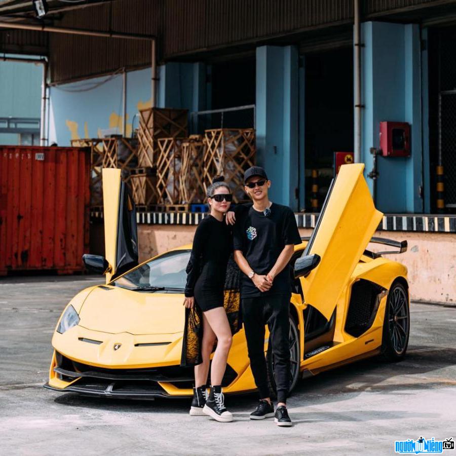 Hotgirl Le Loan image with her husband next to a 53 billion super car