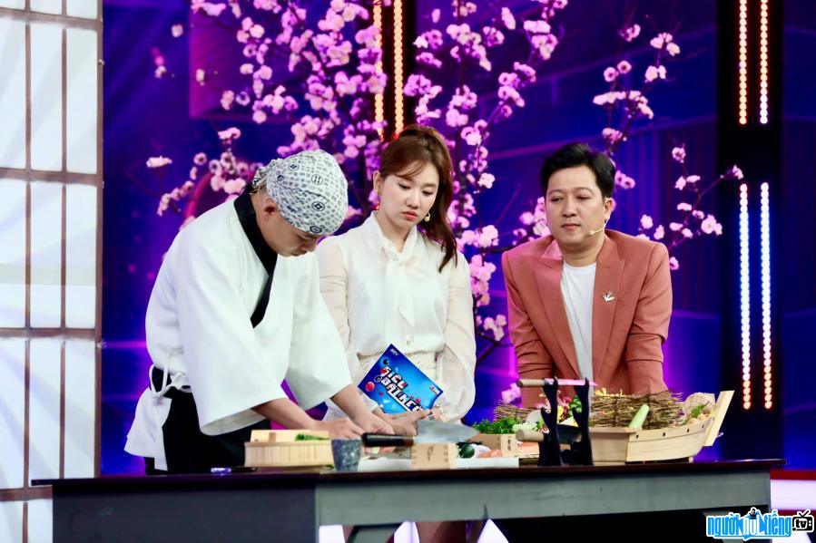 Đầu bếp Hoshi Phan trình diễn Sushi trong chương trình Siêu bất ngờ