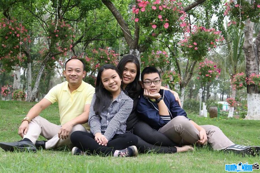 Gia đình hạnh phúc của giáo viên Đặng Chí Kiên