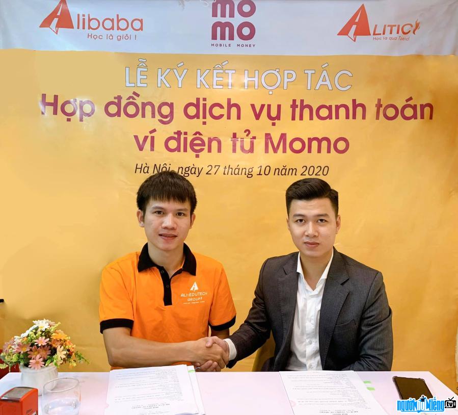 Hình ảnh CEO Ngô Xuân Thắng trong buổi ký hợp tác cũng momo