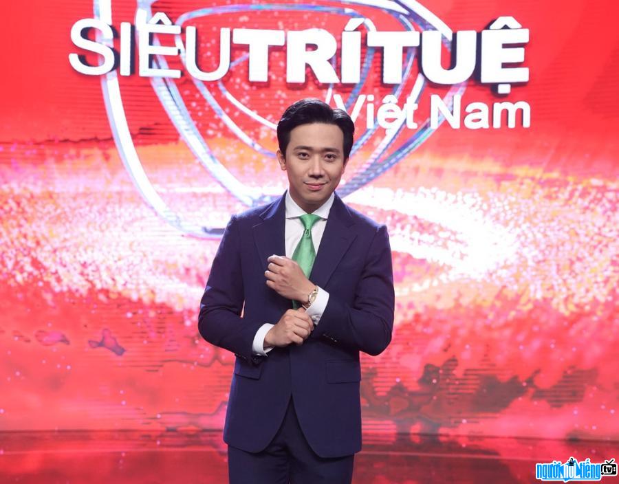  Pictures of the presenter of Super Intelligence Vietnam