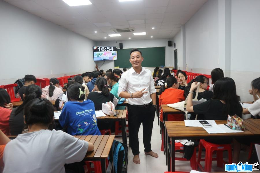 Thầy Hồ Viết Tiên cùng với lớp học của mình