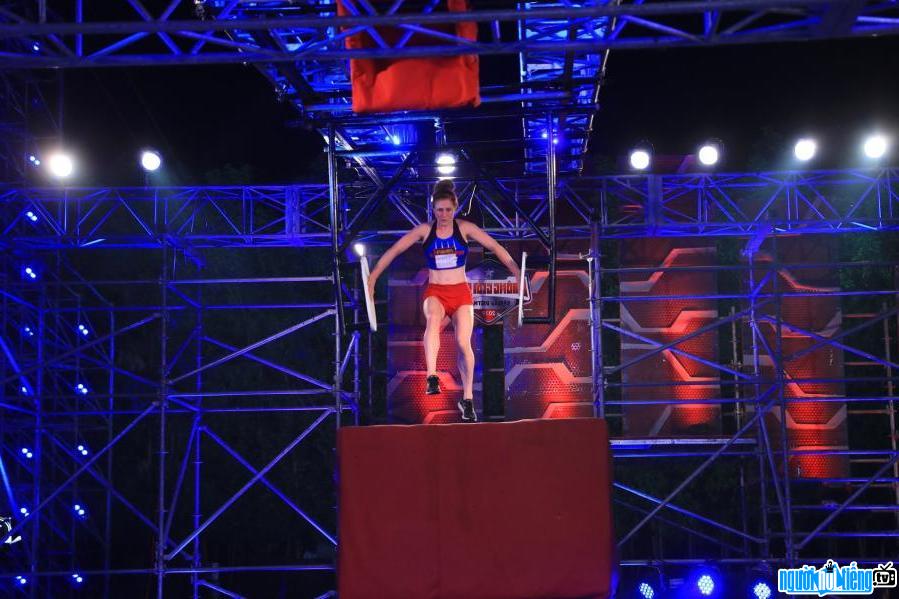 Hình ảnh thí sinh đang tham gia thử thách trên sân khấu Sasuke Việt Nam