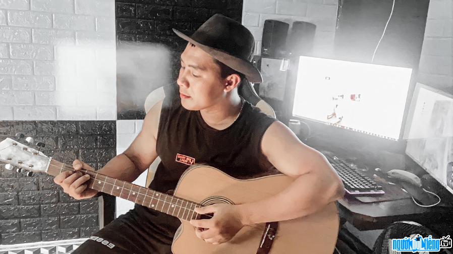Nguyễn Danh Hưng thật phong cách bên chiếc guitar