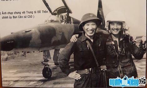  Pilot Nguyen Thanh Trung (right) and teammates at Phuoc Long airport
