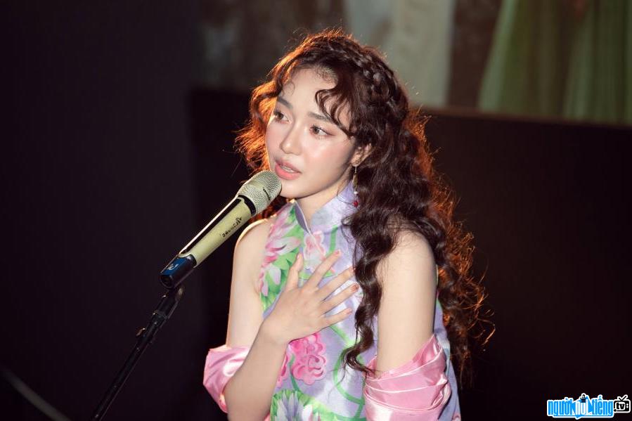 Hình ảnh ca sĩ Hoàng Duyên trên sân khấu