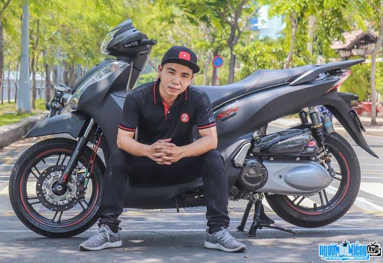 Hoang Huy with a passion for customizing cars