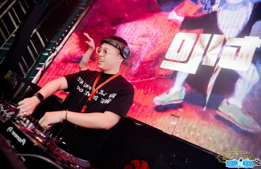 Hình ảnh DJ Tilo trên sân khấu - từ một anh chàng nhân viên quèn trở thành một ngôi sao sân khấu