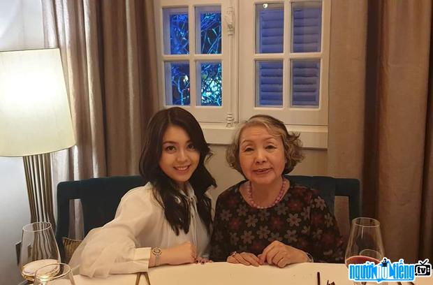 Hình ảnh Khánh Linh bên cạnh bà nội là người sáng lập Kim Sơn Group