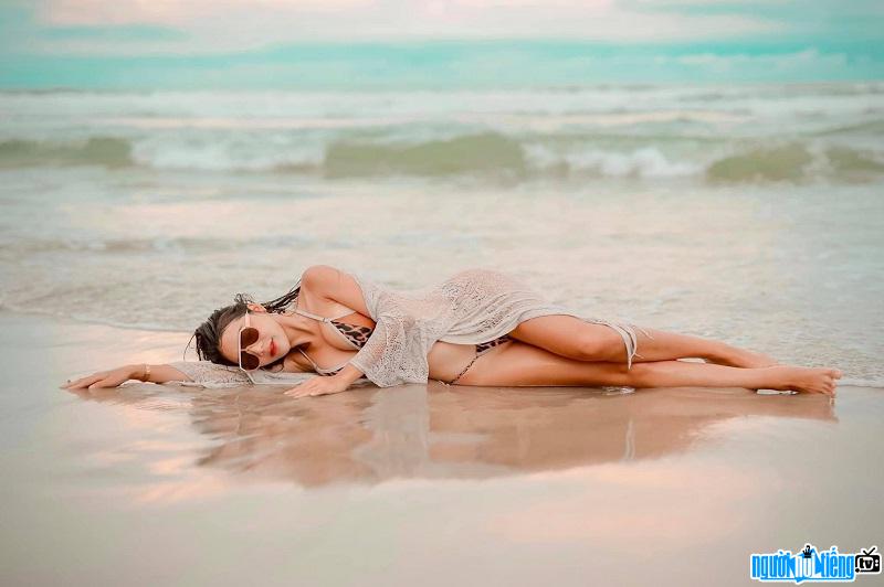  Linh Hana shows her hot body on the sand