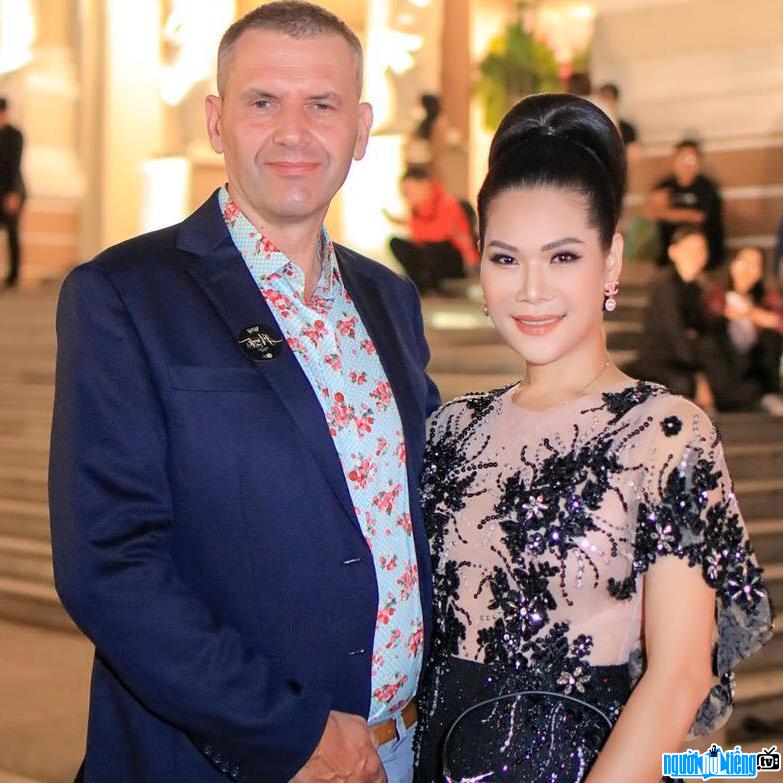  Entrepreneur Huong Hoang and her French husband