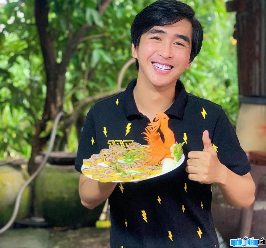 MC Nguyễn Thanh Nhí được yêu mến khi hướng dẫn làm những món bánh dân gian Nam Bộ