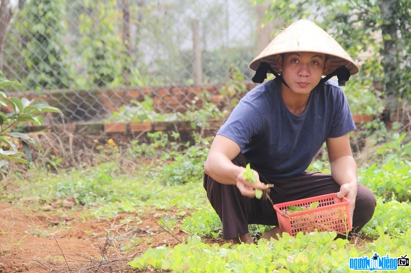 Images of Chef Long Chau leaving town to return to his hometown to work as a farmer