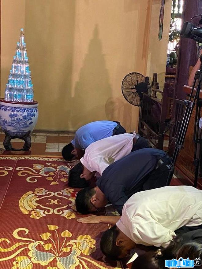  Image of Nha Lam Rap group sincerely kneeling in repentance before Buddha