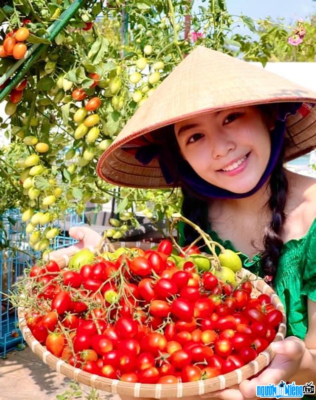 Thảo Linh rất thích thu hoạch cây trái trong vườn nhà