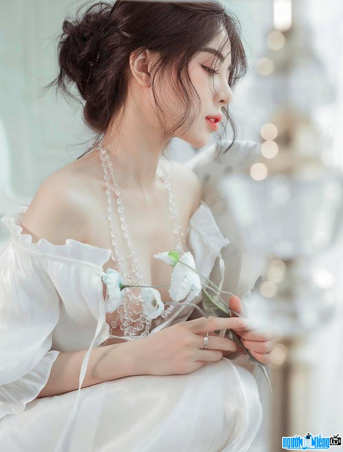  Baby Hang is beautiful with sexy bare shoulders