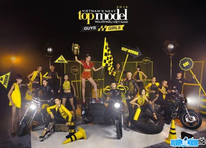  A beautiful photo of the host and contestants of Vietnam's Next Top Model