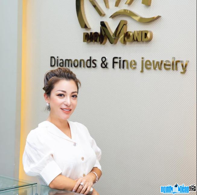 Nữ CEO Tạ Quỳnh Mai hiện đang điều hành thương hiệu trang sức kim cương QM Diamond