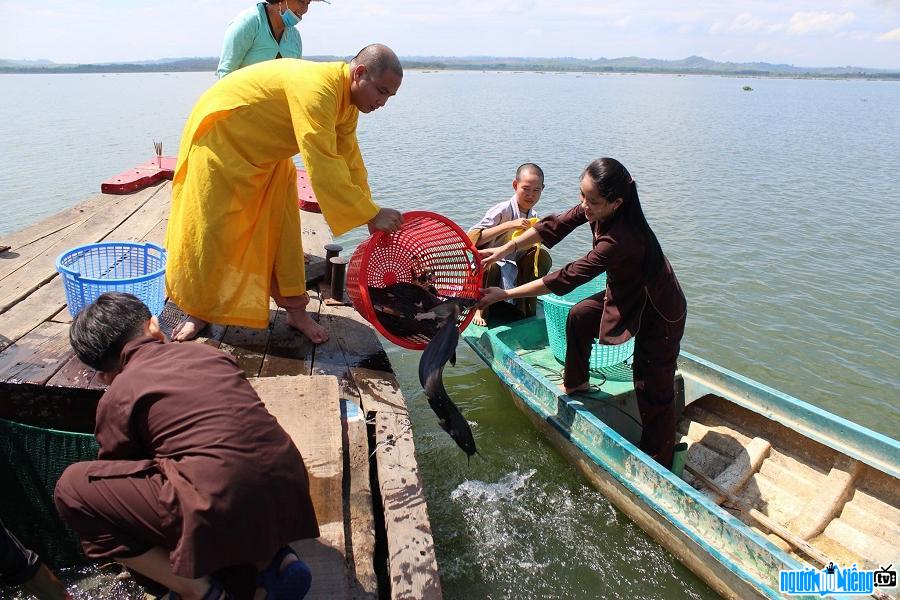 Nhà sư Thích Minh Duy tổ chức phóng sanh hàng tháng