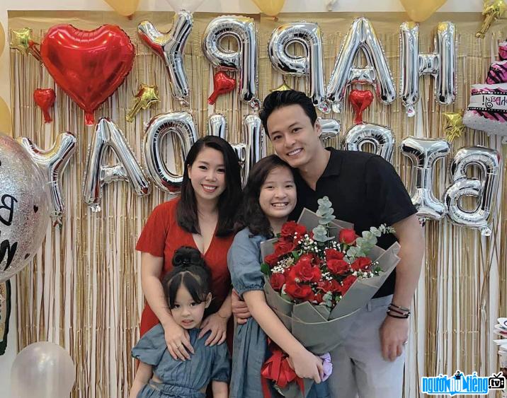  Nguyen Anh Dao and actor Hong Dang with two lovely daughters