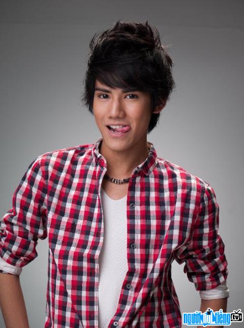  Dang Khoa Idol who had to withdraw from the Vietnam Idol 2010 contest due to a scandal with Duc Anh