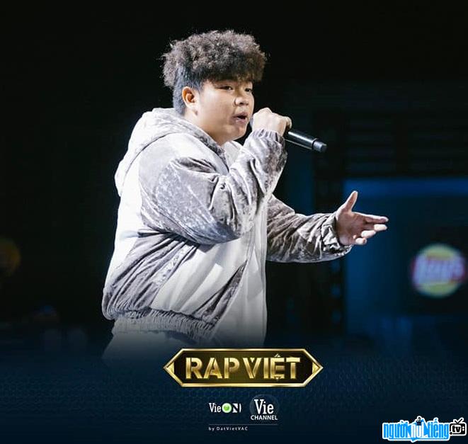 Rapper Xám cháy hết mình trên sân khấu Rap Việt mùa 2