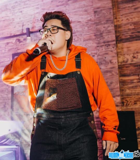 Rapper Winno - Nguyen Hoang Long always burned out on stage