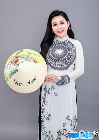 Hoa hậu Doanh nhân Phạm Bích Thủy còn là giảng viên khoa tiếng Anh trường Phổ thông Năng khiếu Đại học Sư phạm Hà Nội