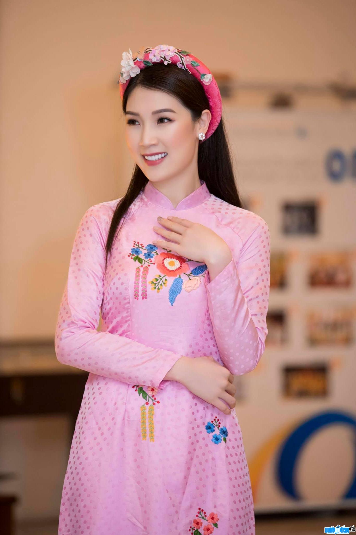  Youthful image of Phi Thuy Linh
