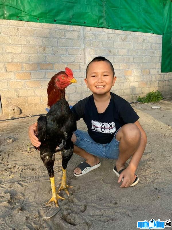  Youtuber Mao De (Nguyen Van Dung) has a passion for fighting cocks
