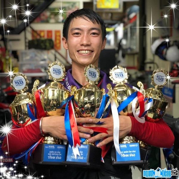  and motorcycle racing athlete To Ha Dong Nghi won many championship cups in tournaments