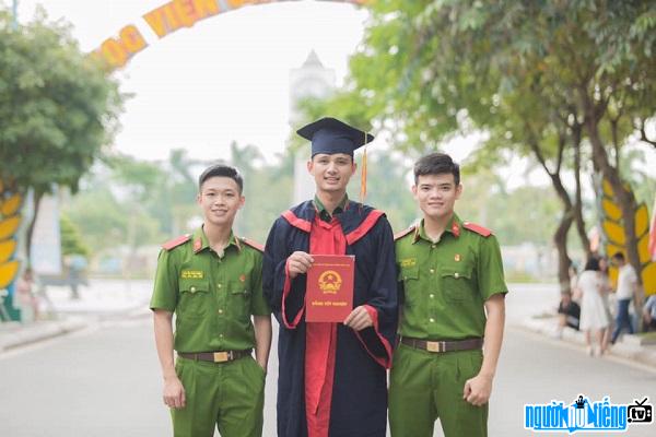 Graduation picture of Soldier Quan Ba ​​Son