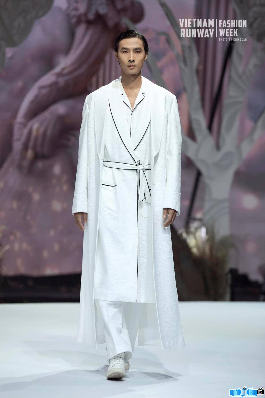  Image of confident Pham Cong Toan on the catwalk