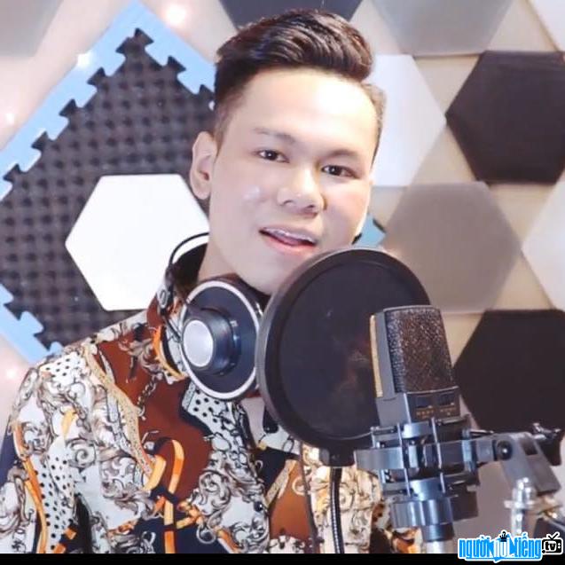  Image of singer Nguyen Thanh Dat in the studio