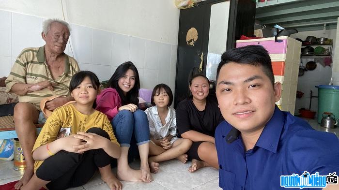  Youtuber Phong Dust helps many people in difficult circumstances towel