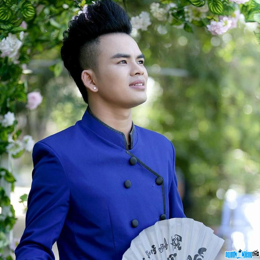  handsome image of singer Luu Chan Long