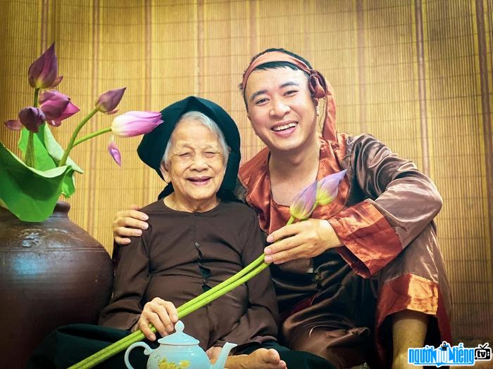 TikToker Bằng Okyo gọi bà ngoại là cô gái Việt Nam