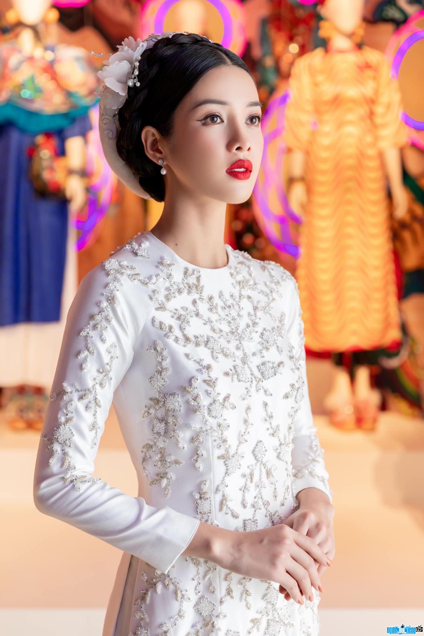  My Duyen is beautiful in traditional Ao Dai