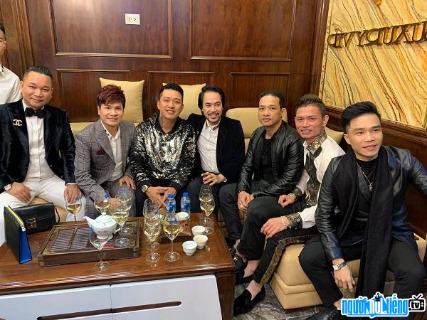 Businessman Pham Tung (Tung Vang) took a photo with singer Tuan Hung and friends