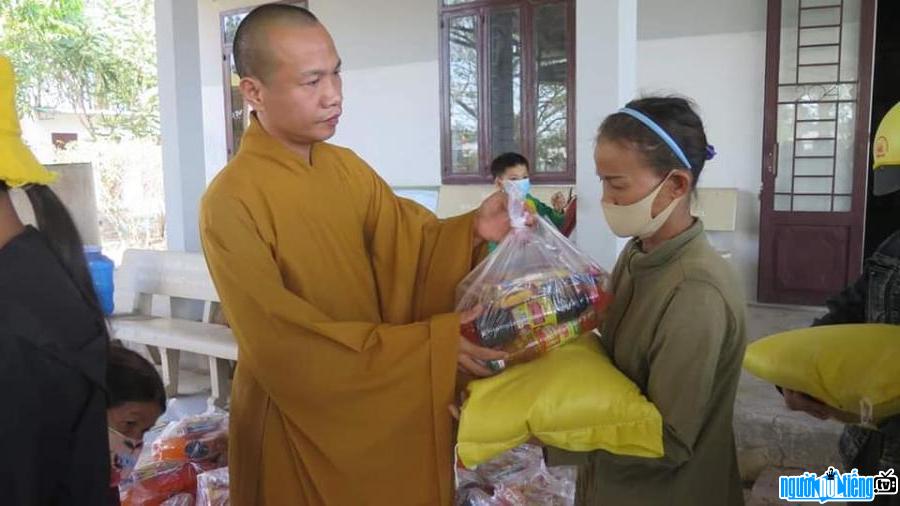 Nhà sư Thích Nguyên An thường xuyên làm từ thiện giúp đỡ người có hoàn cảnh khó khăn