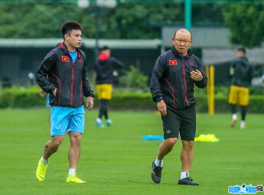  Image of assistant Vu Anh Thang always standing with Coach Park Hang Seo