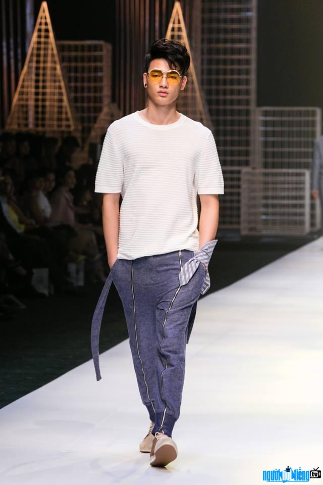  Picture of model Tien Anh striding on the catwalk