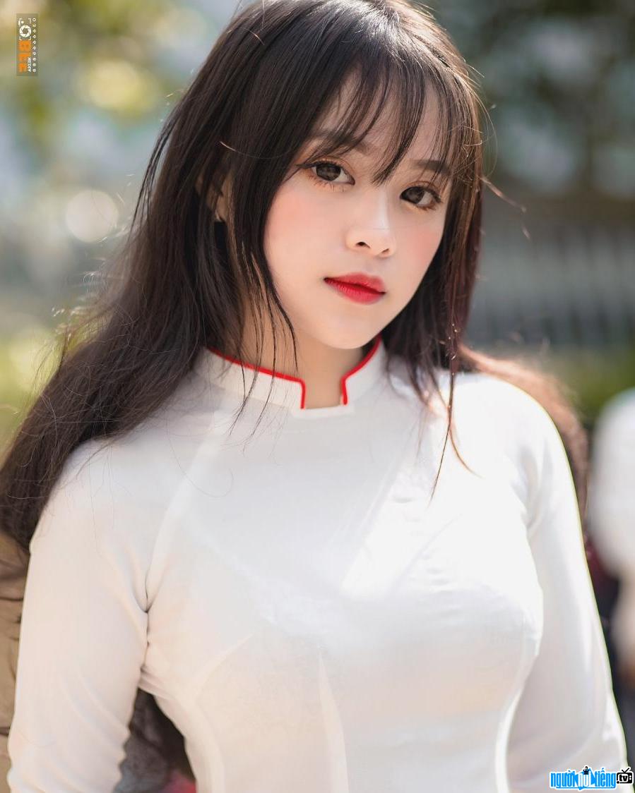  Streamer Min Chang is beautiful and gentle with a traditional Ao Dai system