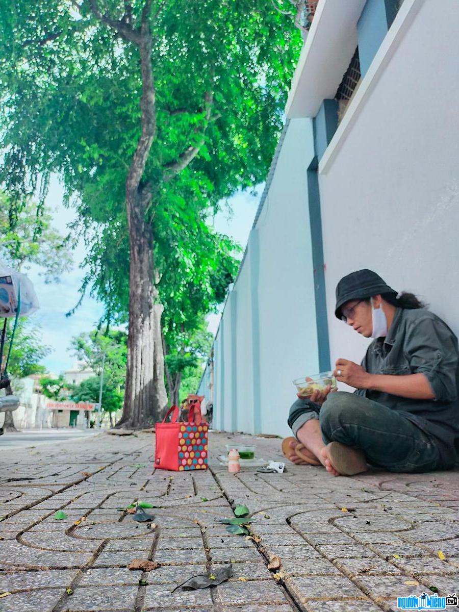 Hình ảnh Lâm Ống Húc lang thang khắp con phố phát thực phẩm cho người nghèo