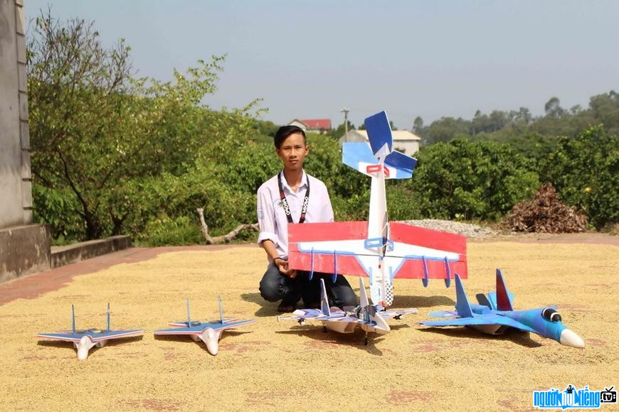 Youtuber Ung Si Son nổi tiếng với mô hình máy bay tự chế