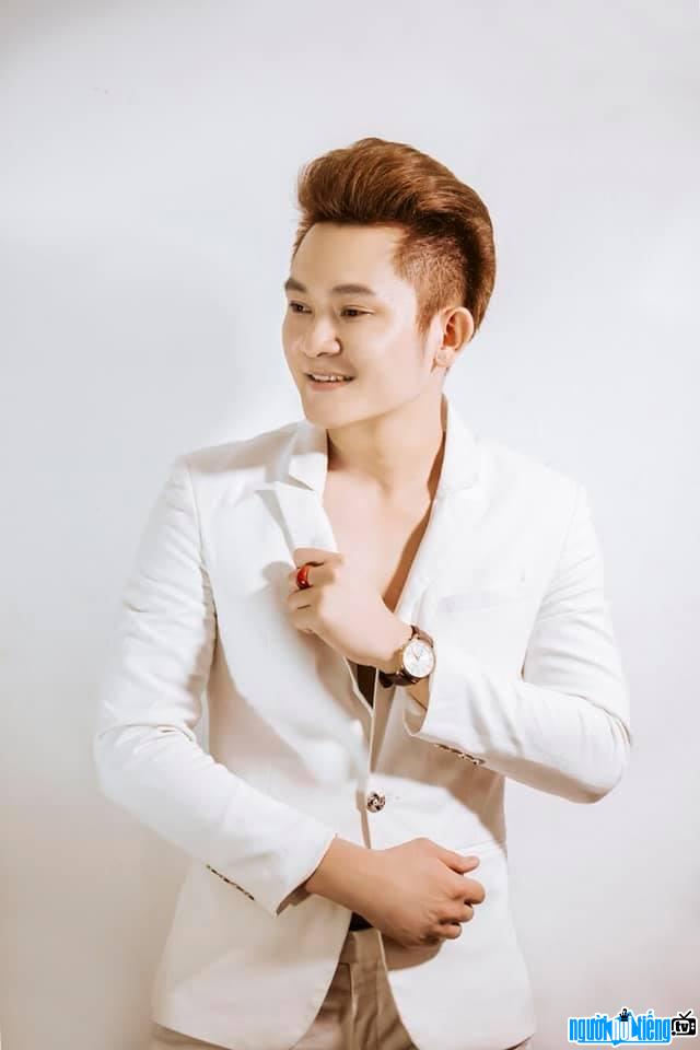 Nụ cười đốn tim fan của ca sĩ Vương Triệu Anh