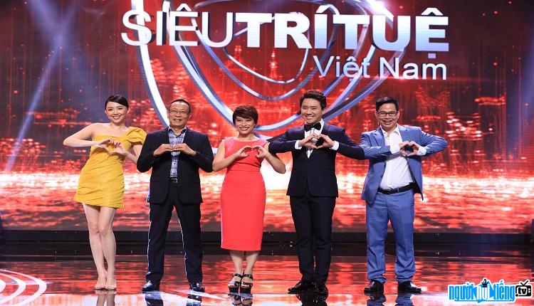  A new photo of the judges and the show's MCs Vietnamese Super Intelligence